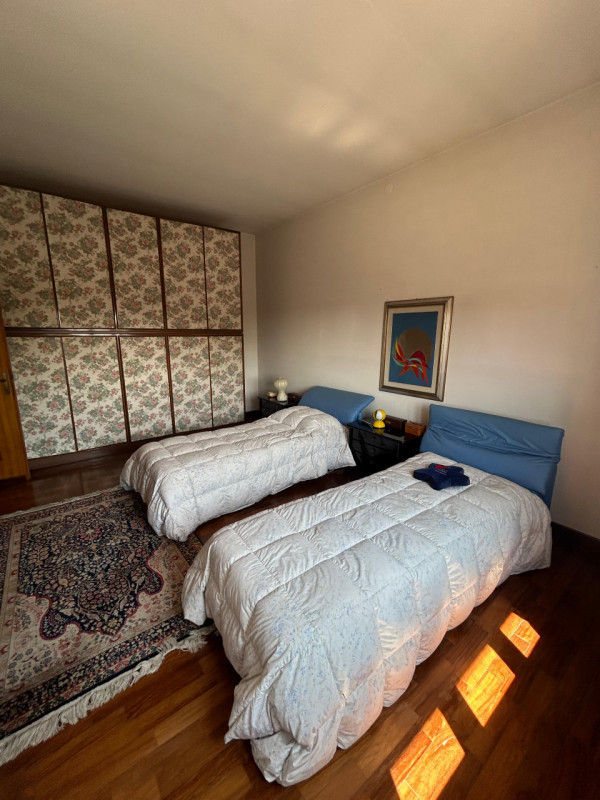 Proponiamo in vendita una casa indipendente situata in posizione tranquilla e riservata, a pochi ...