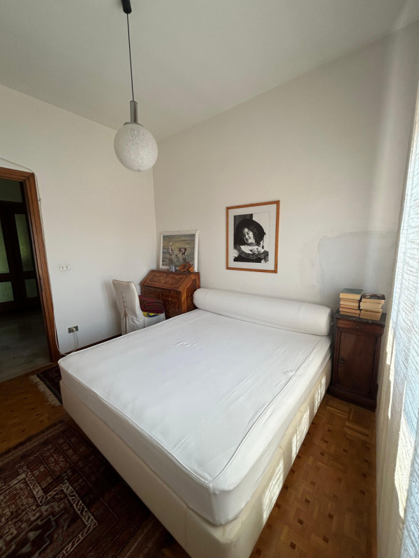 Proponiamo in vendita una casa indipendente situata in posizione tranquilla e riservata, a pochi ...