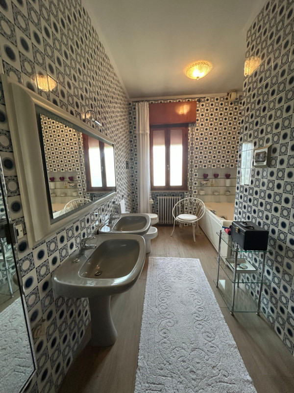 Proponiamo in vendita una casa indipendente situata in posizione tranquilla e riservata, a pochi ...