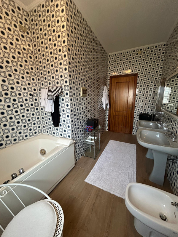 Proponiamo in vendita una casa indipendente situata in posizione tranquilla e riservata, a pochi ...