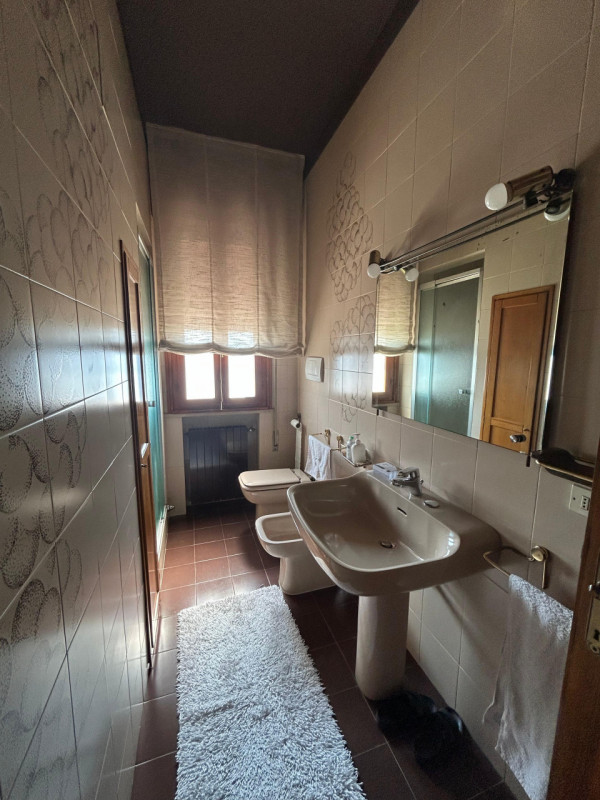 Proponiamo in vendita una casa indipendente situata in posizione tranquilla e riservata, a pochi ...