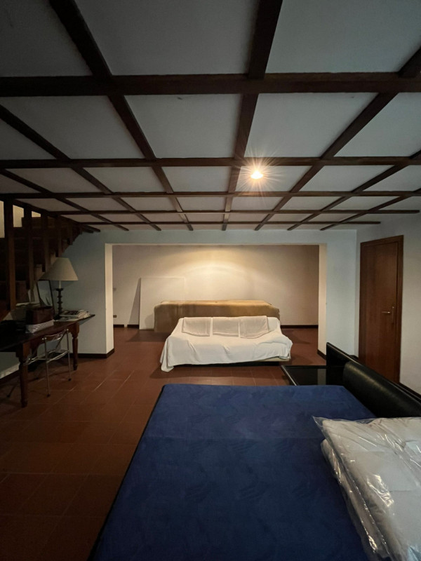 Proponiamo in vendita una casa indipendente situata in posizione tranquilla e riservata, a pochi ...