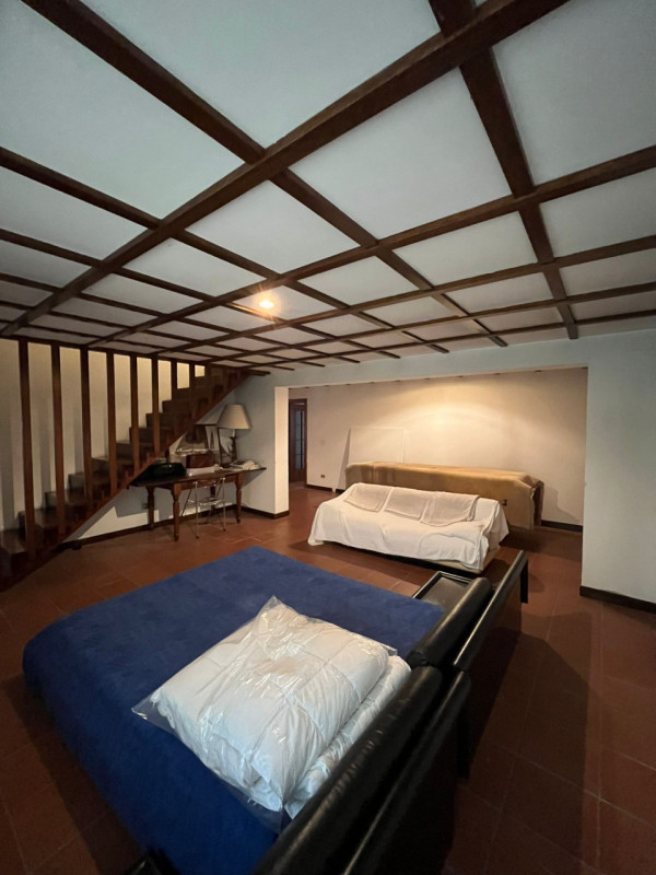 Proponiamo in vendita una casa indipendente situata in posizione tranquilla e riservata, a pochi ...