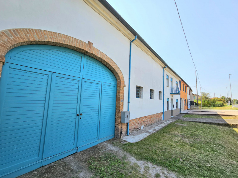 Situata tra Montagnana e Bevilacqua, in una posizione comoda alle principali arterie stradali, pr...