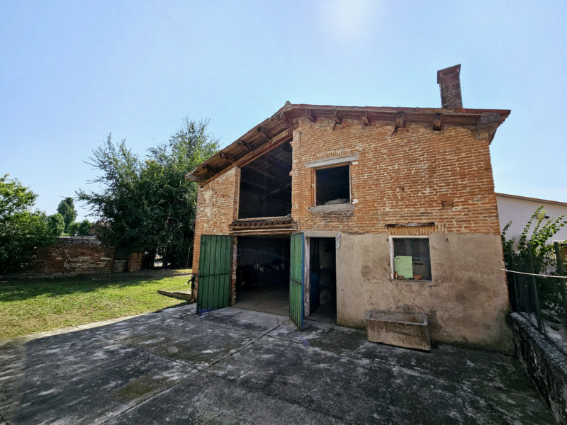 Situata tra Montagnana e Bevilacqua, in una posizione comoda alle principali arterie stradali, pr...