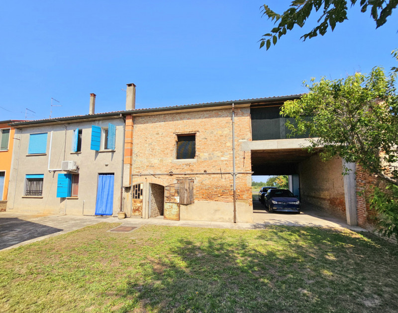 Situata tra Montagnana e Bevilacqua, in una posizione comoda alle principali arterie stradali, pr...