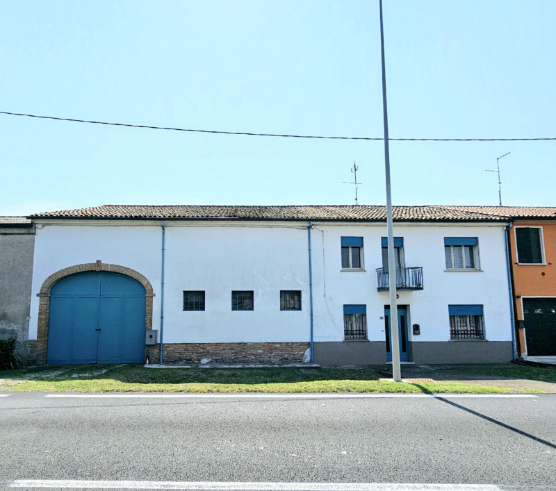 Situata tra Montagnana e Bevilacqua, in una posizione comoda alle principali arterie stradali, pr...