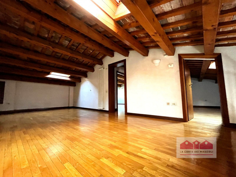 SANTA CATERINA: LUMINOSO TRICAMERE SU DUE LIVELLI CON SOGGIORNO, CUCINA, SALA PRANZO, TRE BAGNI E...