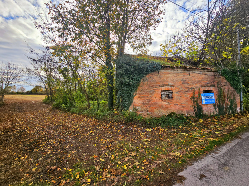 Proponiamo in vendita a Solesino, rudere composto da due abitazioni accostate, da poter abbattere...