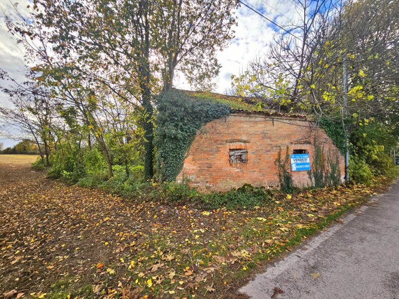 Proponiamo in vendita a Solesino, rudere composto da due abitazioni accostate, da poter abbattere...