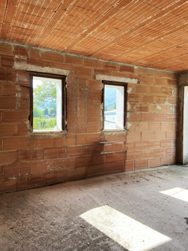 (Per INFO Fabrizio 3337743912) A Possagno, in zona molto aperta e panoramica, vendiamo una porzio...