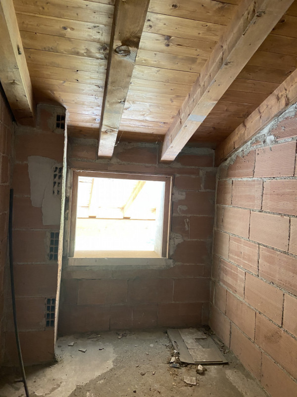 (Per INFO Fabrizio 3337743912) A Possagno, in zona molto aperta e panoramica, vendiamo una porzio...