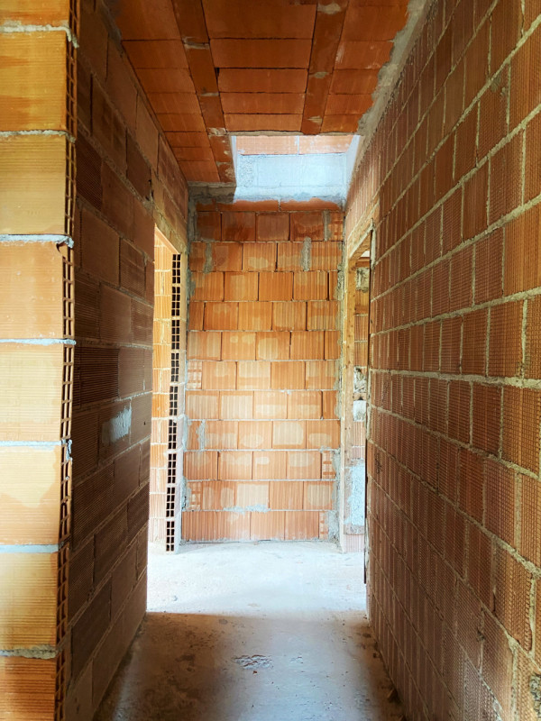 (Per INFO Fabrizio 3337743912) A Possagno, in zona molto aperta e panoramica, vendiamo una porzio...