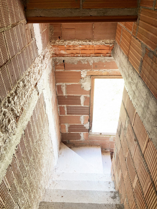 (Per INFO Fabrizio 3337743912) A Possagno, in zona molto aperta e panoramica, vendiamo una porzio...