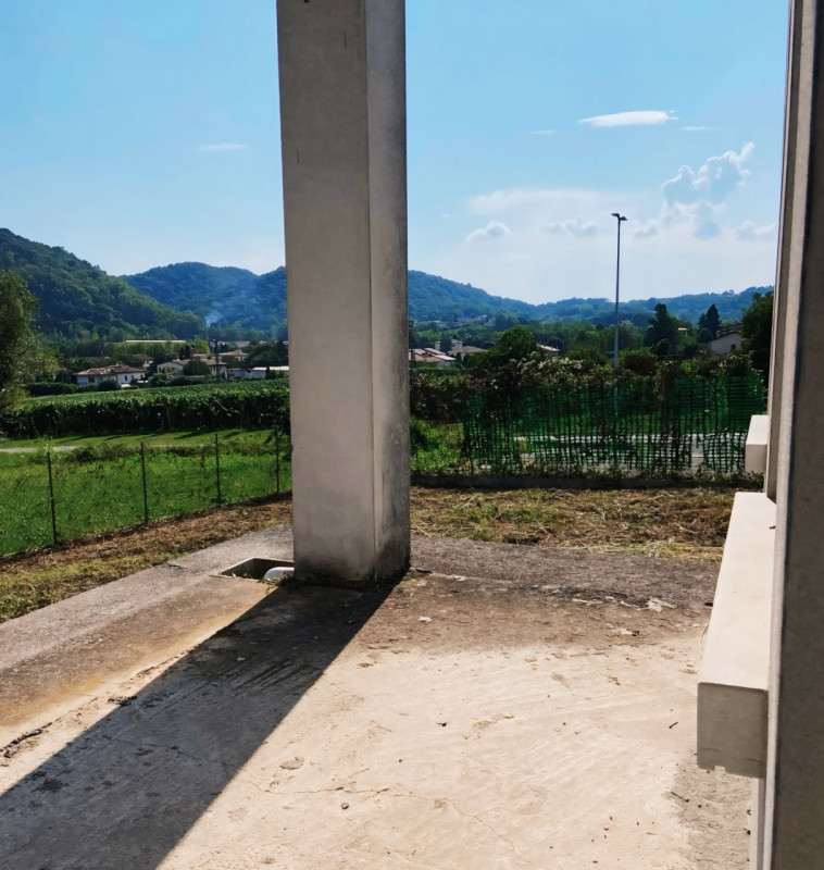 (Per INFO Fabrizio 3337743912) A Possagno, in zona molto aperta e panoramica, vendiamo una porzio...