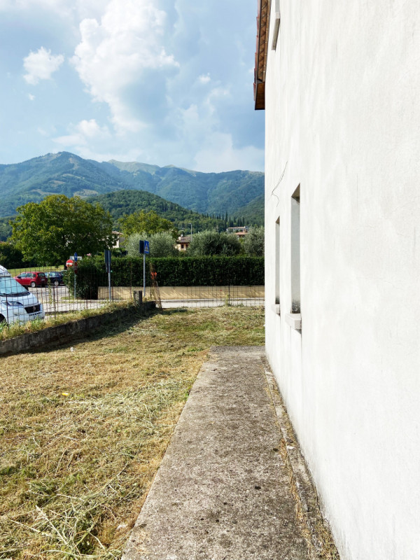 (Per INFO Fabrizio 3337743912) A Possagno, in zona molto aperta e panoramica, vendiamo una porzio...