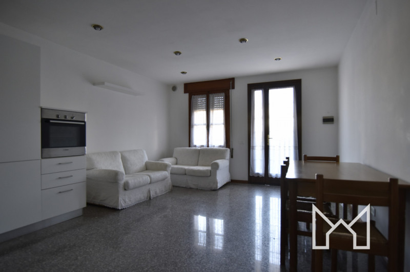 BASSANO DEL GRAPPA - In zona centro studi proponiamo appartamento bicamere sito al piano terra. 
...