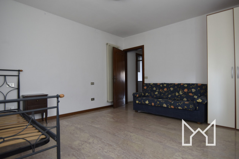 BASSANO DEL GRAPPA - In zona centro studi proponiamo appartamento bicamere sito al piano terra. 
...