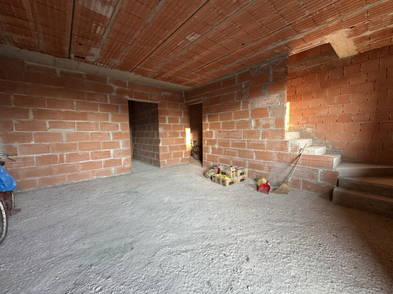 A Due Carrare, in posizione comoda ai principali servizi, si propone porzione centrale di quadrif...