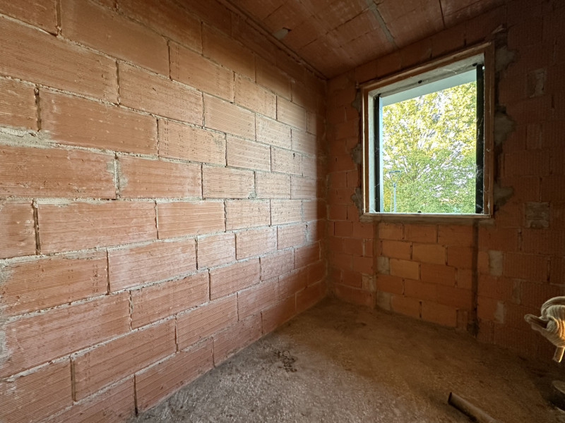 A Due Carrare, in posizione comoda ai principali servizi, si propone porzione centrale di quadrif...