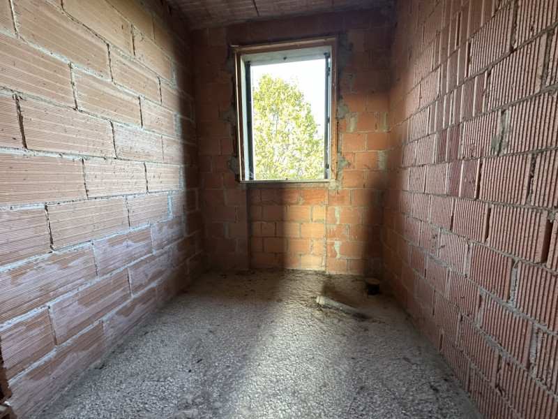 A Due Carrare, in posizione comoda ai principali servizi, si propone porzione centrale di quadrif...