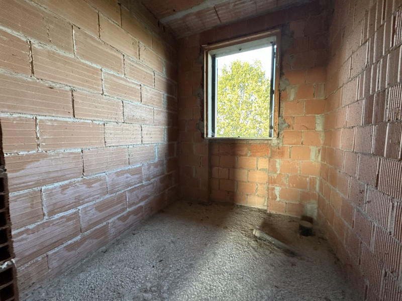 A Due Carrare, in posizione comoda ai principali servizi, si propone porzione centrale di quadrif...