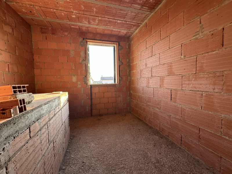 A Due Carrare, in posizione comoda ai principali servizi, si propone porzione centrale di quadrif...