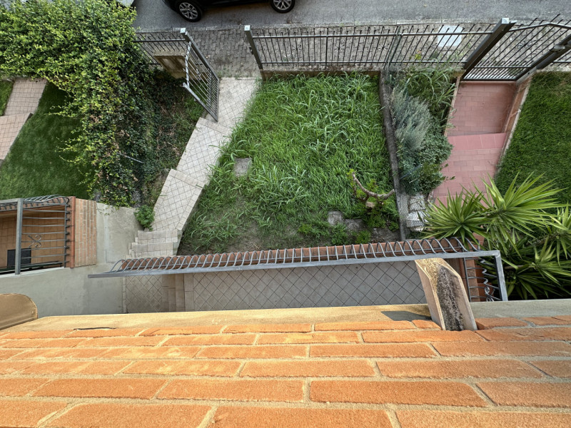 A Due Carrare, in posizione comoda ai principali servizi, si propone porzione centrale di quadrif...