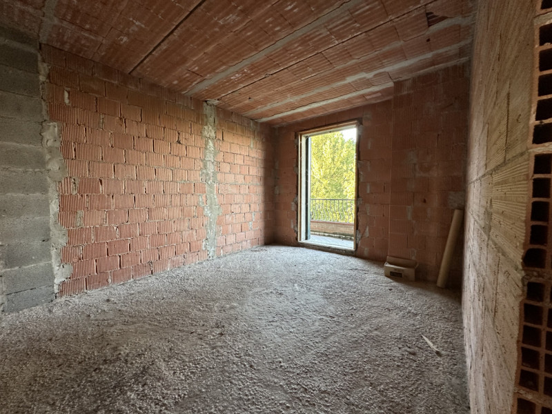 A Due Carrare, in posizione comoda ai principali servizi, si propone porzione centrale di quadrif...