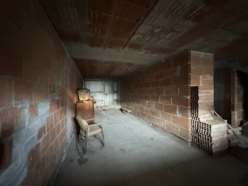 A Due Carrare, in posizione comoda ai principali servizi, si propone porzione centrale di quadrif...