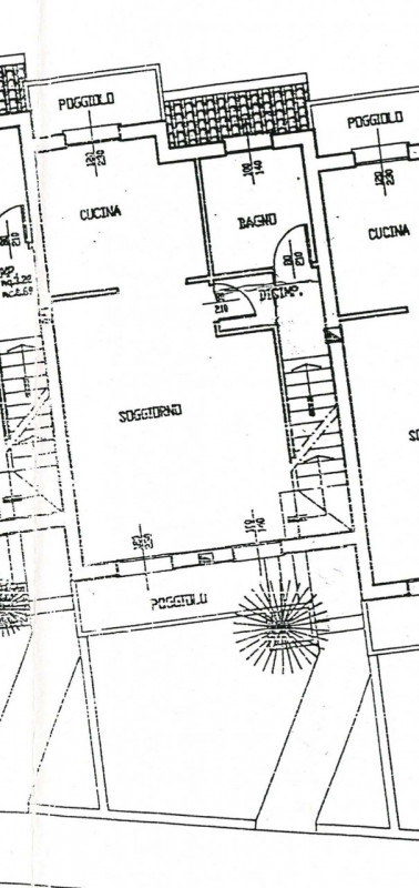 A Due Carrare, in posizione comoda ai principali servizi, si propone porzione centrale di quadrif...