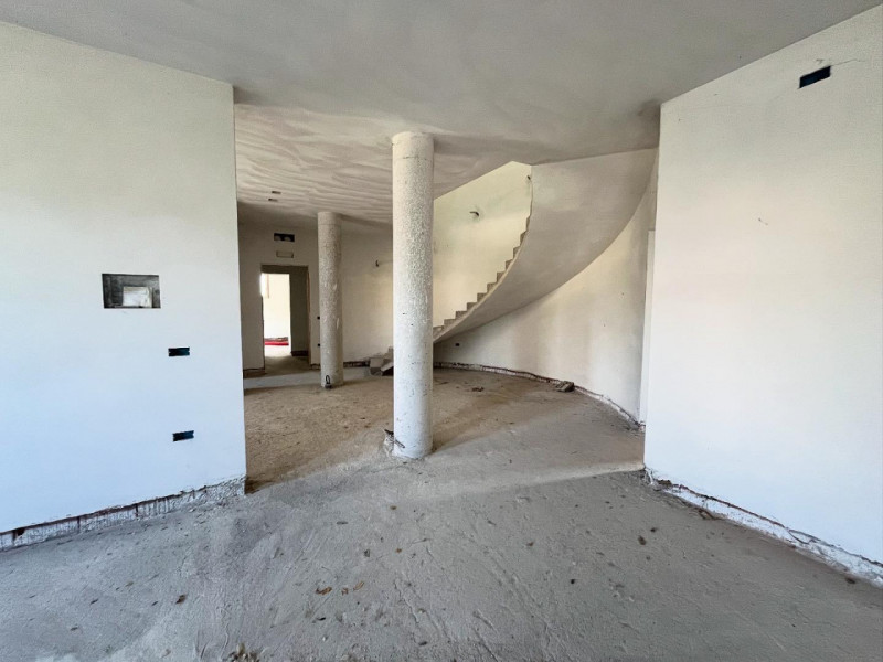 In zona residenziale tranquilla, proponiamo in vendita villa indipendente allo stato grezzo, svil...