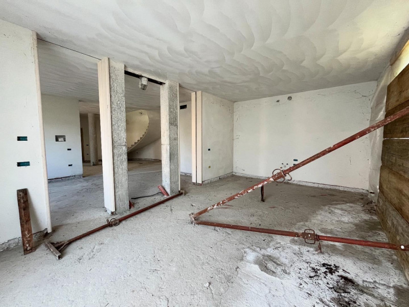 In zona residenziale tranquilla, proponiamo in vendita villa indipendente allo stato grezzo, svil...