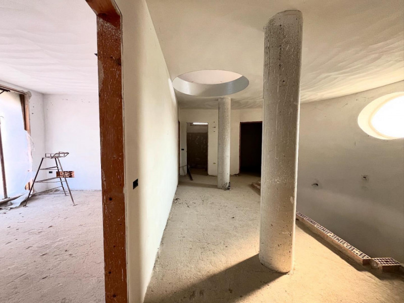 In zona residenziale tranquilla, proponiamo in vendita villa indipendente allo stato grezzo, svil...