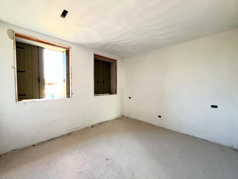 In zona residenziale tranquilla, proponiamo in vendita villa indipendente allo stato grezzo, svil...