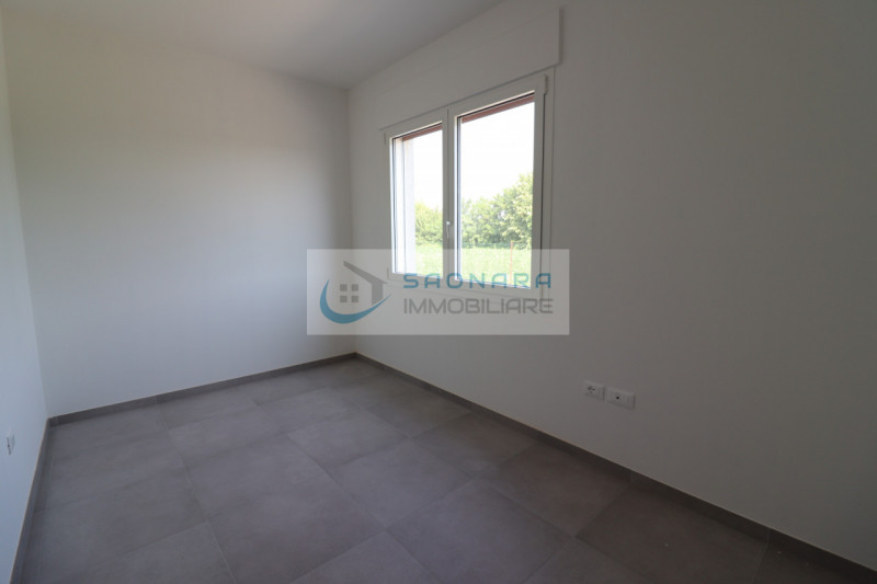 CAMPOLONGO: appartamento trilocale completamente ristrutturato situato nel comune di Campolongo M...