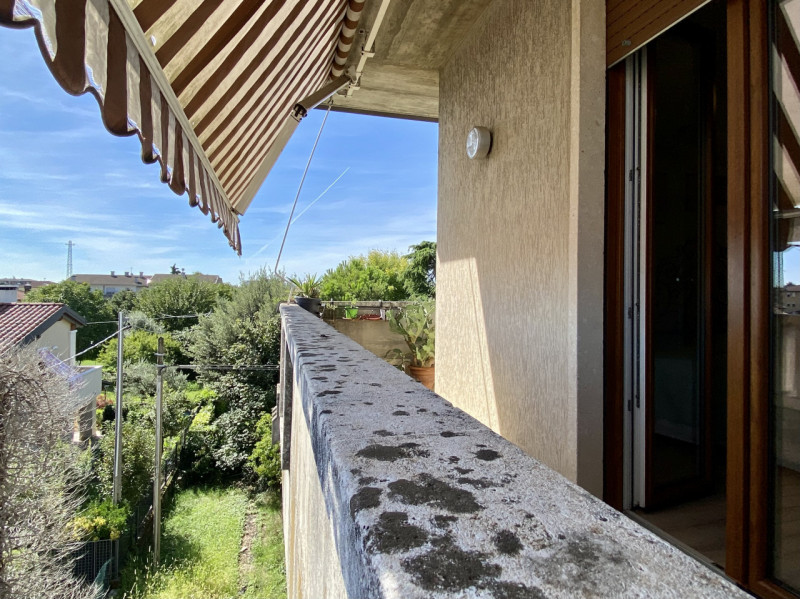 A Sandrigo, in una zona residenziale tranquilla e ben abitata, proponiamo in vendita un luminoso ...