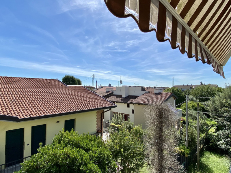 A Sandrigo, in una zona residenziale tranquilla e ben abitata, proponiamo in vendita un luminoso ...