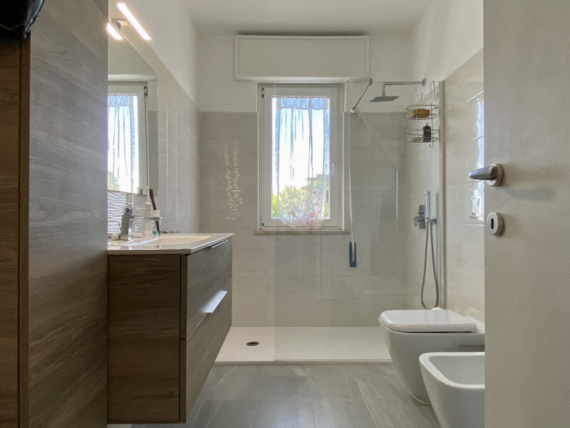 A Sandrigo, in una zona residenziale tranquilla e ben abitata, proponiamo in vendita un luminoso ...