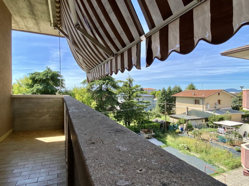 A Sandrigo, in una zona residenziale tranquilla e ben abitata, proponiamo in vendita un luminoso ...