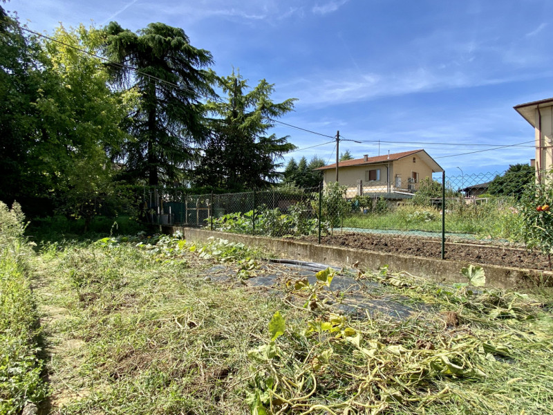 A Sandrigo, in una zona residenziale tranquilla e ben abitata, proponiamo in vendita un luminoso ...