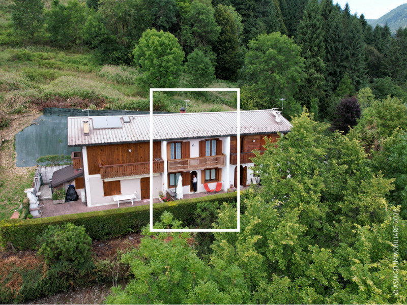 Asiago Immobiliare propone in esclusiva una soluzione terra-cielo con tre camere e due bagni, in ...