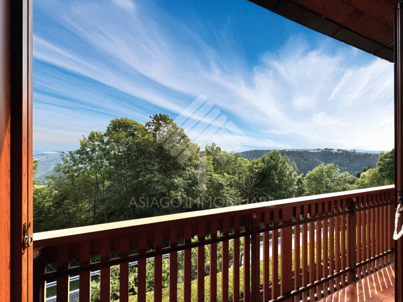 Asiago Immobiliare propone in esclusiva una soluzione terra-cielo con tre camere e due bagni, in ...