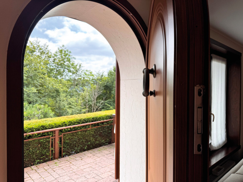 Asiago Immobiliare propone in esclusiva una soluzione terra-cielo con tre camere e due bagni, in ...