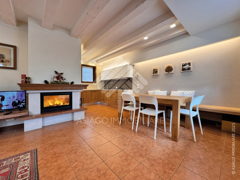 Asiago Immobiliare propone in esclusiva una soluzione terra-cielo con tre camere e due bagni, in ...