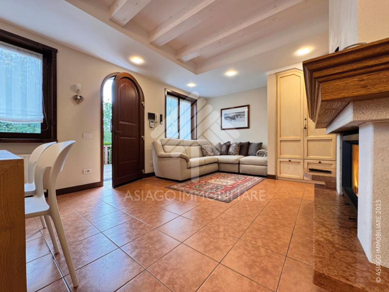 Asiago Immobiliare propone in esclusiva una soluzione terra-cielo con tre camere e due bagni, in ...