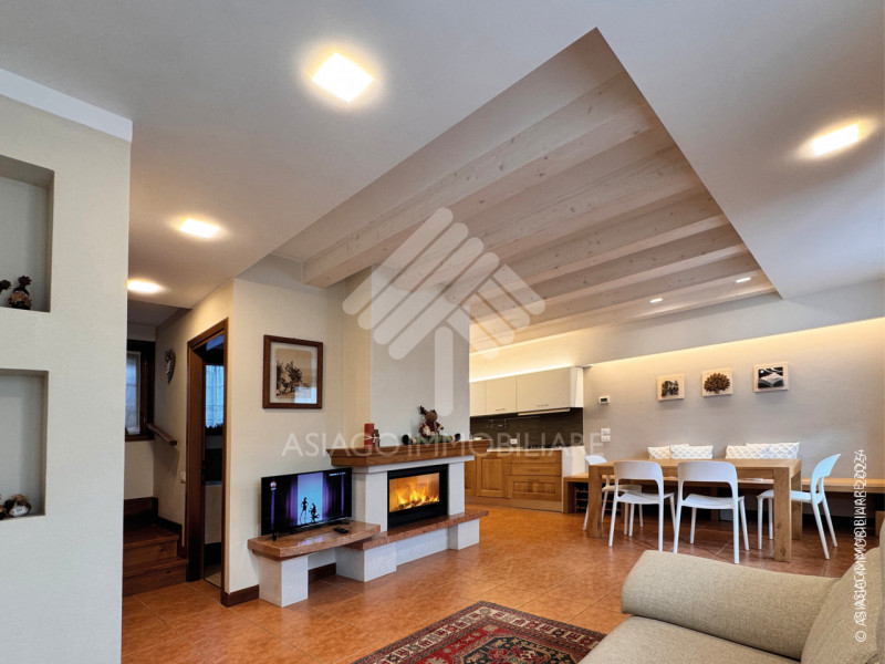 Asiago Immobiliare propone in esclusiva una soluzione terra-cielo con tre camere e due bagni, in ...