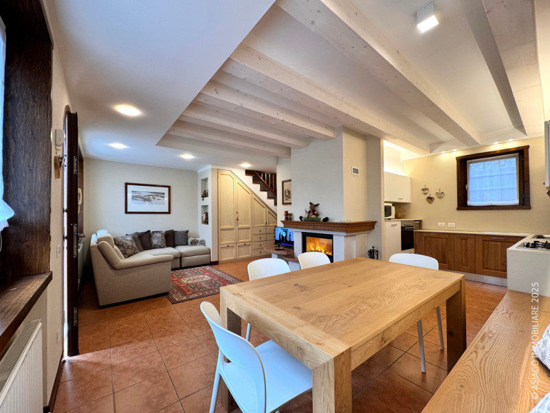 Asiago Immobiliare propone in esclusiva una soluzione terra-cielo con tre camere e due bagni, in ...