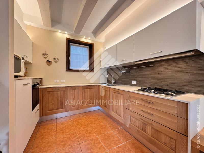 Asiago Immobiliare propone in esclusiva una soluzione terra-cielo con tre camere e due bagni, in ...