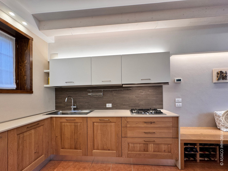 Asiago Immobiliare propone in esclusiva una soluzione terra-cielo con tre camere e due bagni, in ...